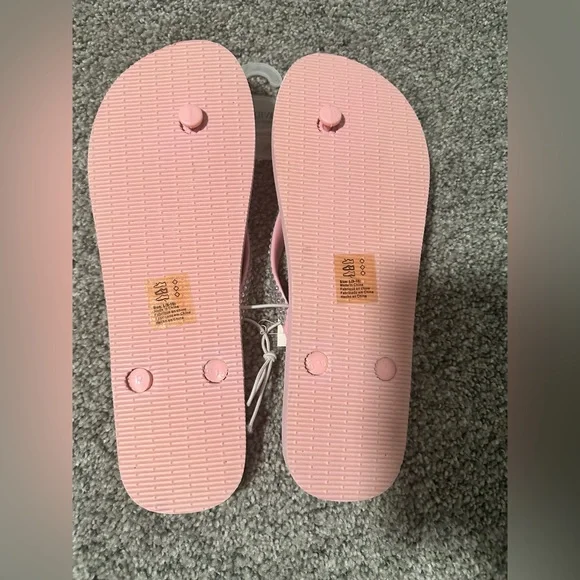 New with tags David’s Bridal Bridesmaid pink rhinestone flip flops - Picture 4 of 4